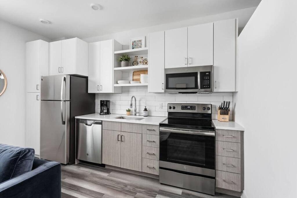 Mid-Century Modern Studio Cozysuites Downtown インディアナポリス エクステリア 写真