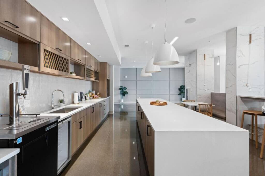 Mid-Century Modern Studio Cozysuites Downtown インディアナポリス エクステリア 写真